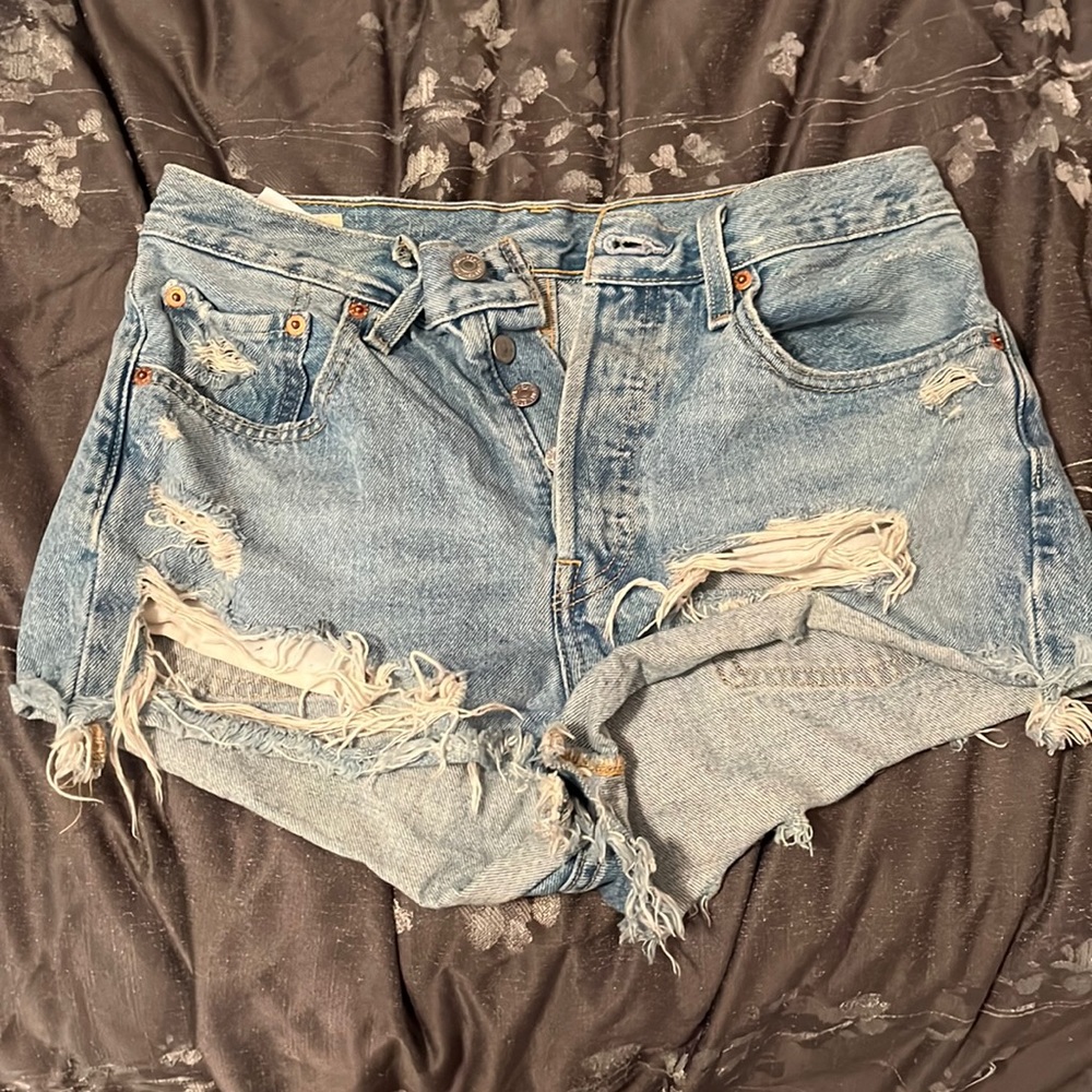 Women’s size 27 Levis jean shorts mid rise
